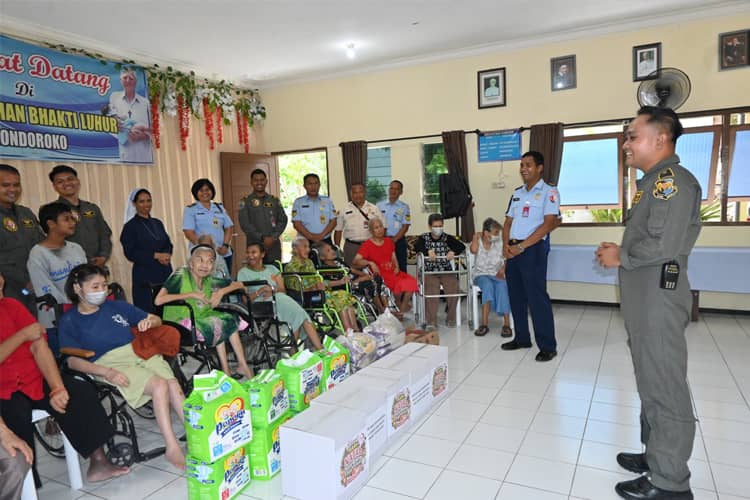 Sambut Natal, Lanud Abd Saleh Gelar Bakti Sosial dan Anjangsana