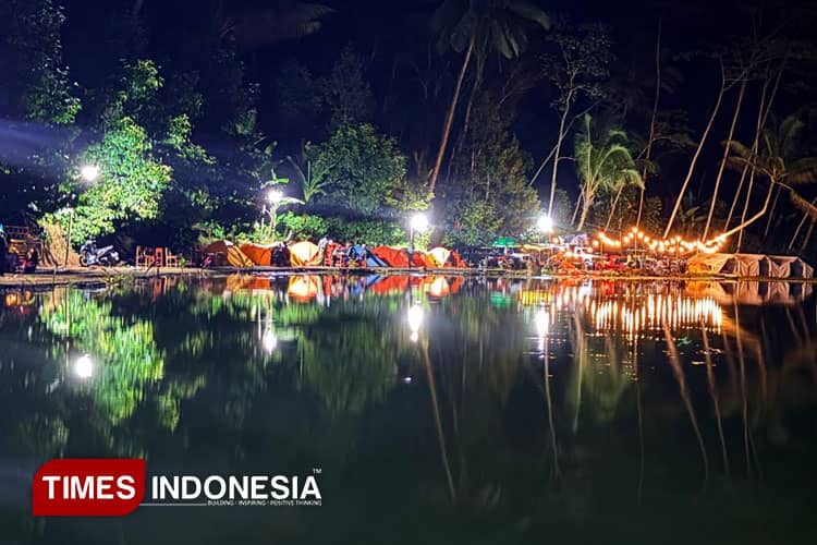 Menyapa Kabut di Ranu Merah, Sensasi Berkemah di Tepian Danau Eksotis Probolinggo