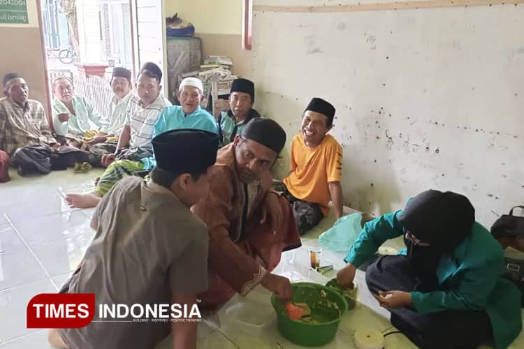 KMM UNISMA, Pemberdayaan Peternak Domba Melalui Pelatihan Pembuatan Mineral Blok