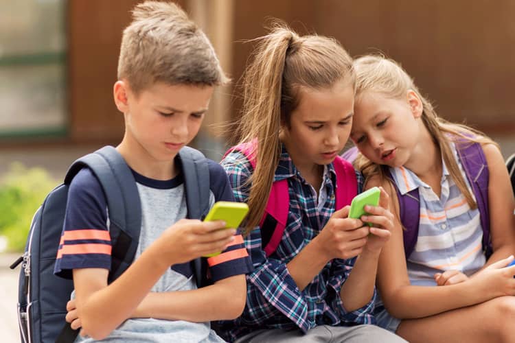 Inggris Perketat Aturan Medsos dan Ponsel Anak, Sekolah Wajib Bebas HP