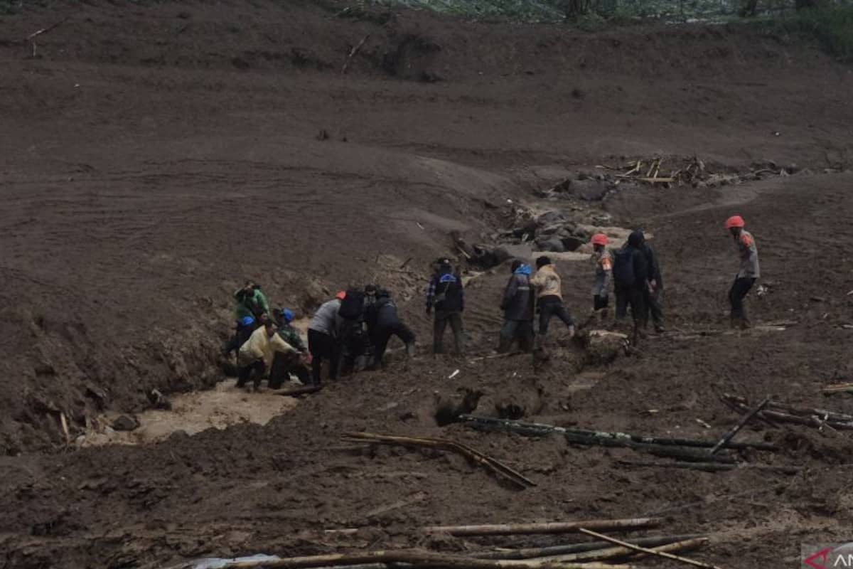 Tim Gabungan Cari Korban Longsor dan Banjir Bandang di Bandung Barat