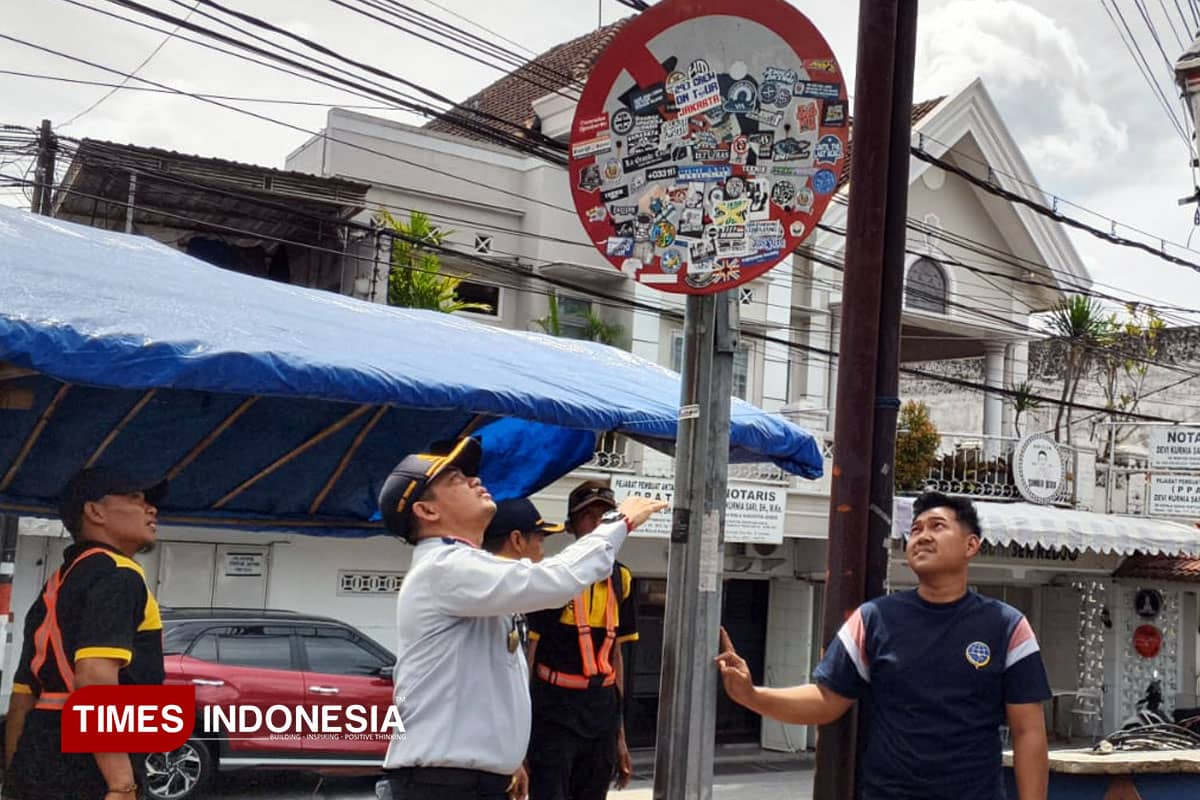 Dishub Jember Benahi Fasilitas Jalan yang Rusak Akibat Vandalisme