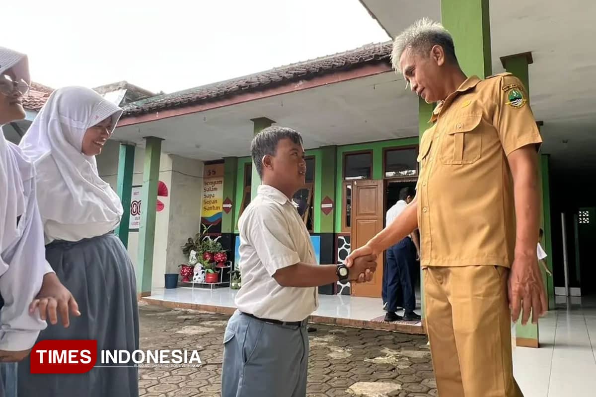 Budaya Adab Bersalaman, Tumbuhkan Karakter Hormat pada Siswa SLB ABC Argasari Lestari Kota Tasikmalaya