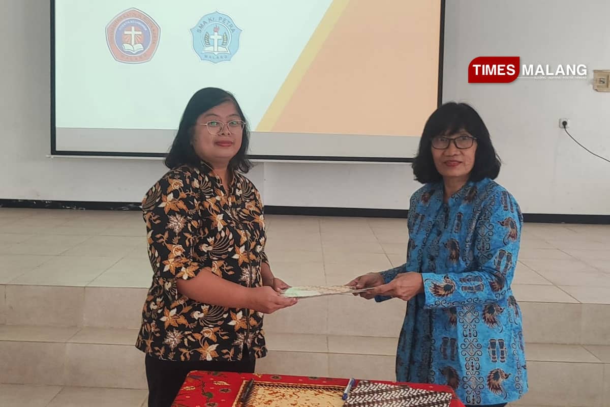 FEB UKWK dan SMA Kristen Petra Malang Teken MoU Pendidikan