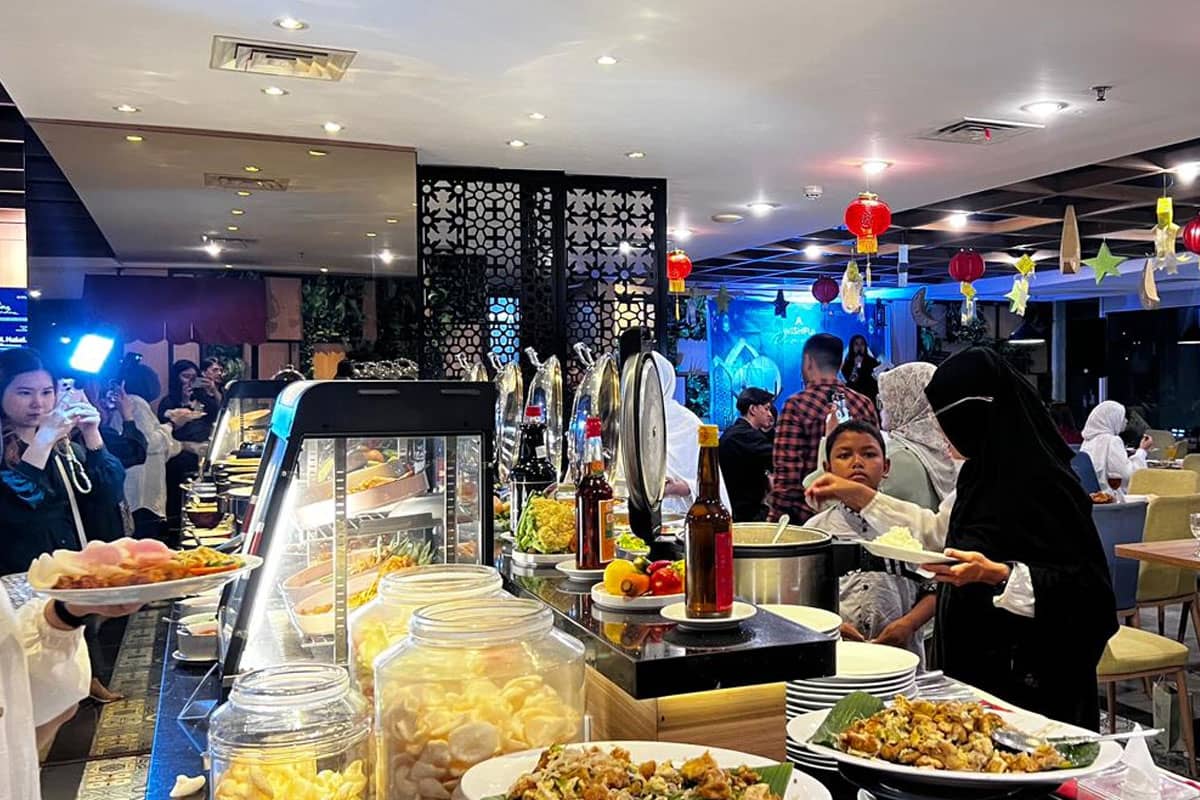 https://timesindonesia.co.id/_next/image?q=70&url=https%3A%2F%2Fcdn-1.timesmedia.co.id%2Fimages%2F2026%2F02%2F10%2FSuasana-buka-puasa-di-Dafam-Pacific-Caesar-Surabaya.jpg&w=3840