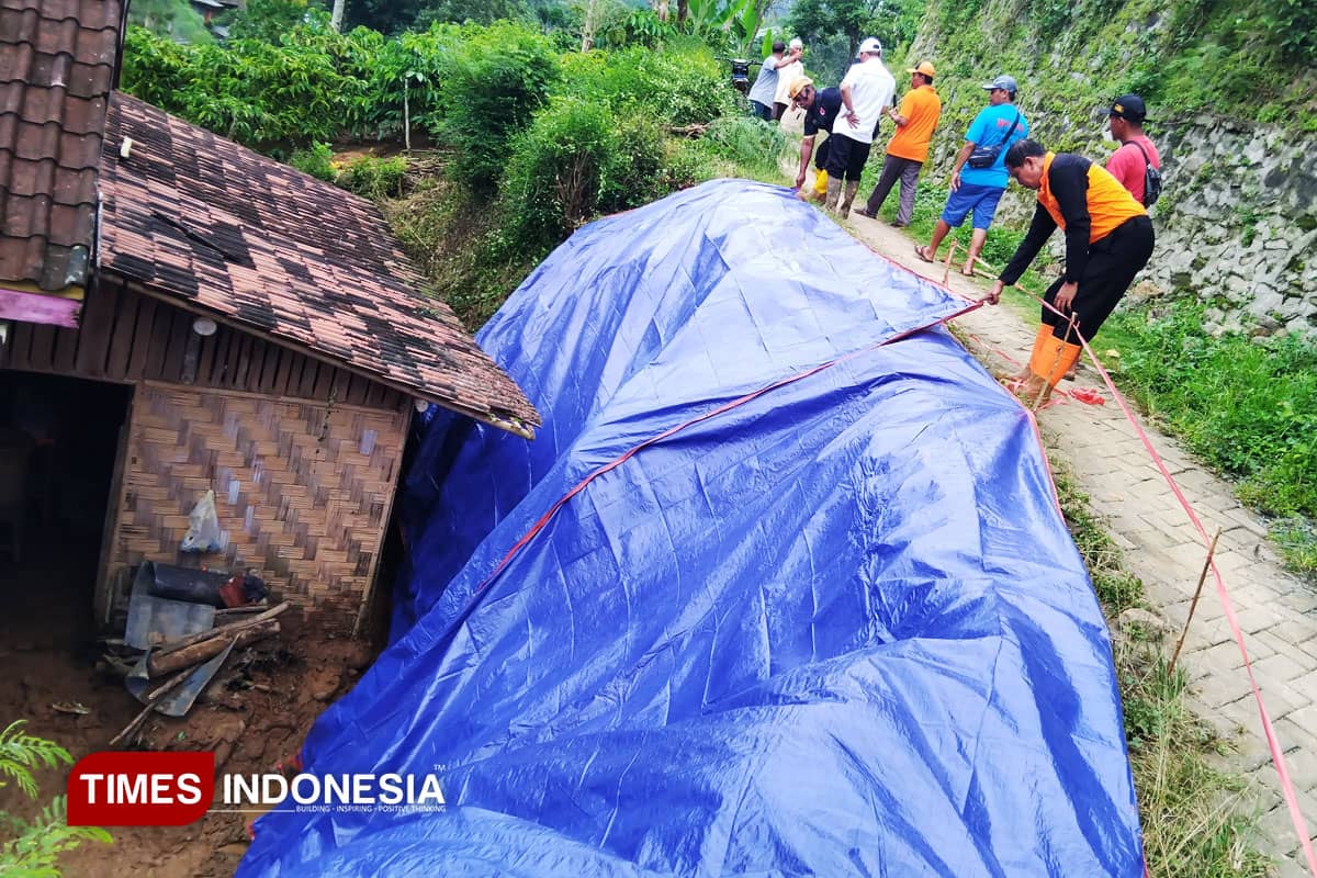 Hujan Deras 5 Jam Picu Tanah Longsor di Silo Jember