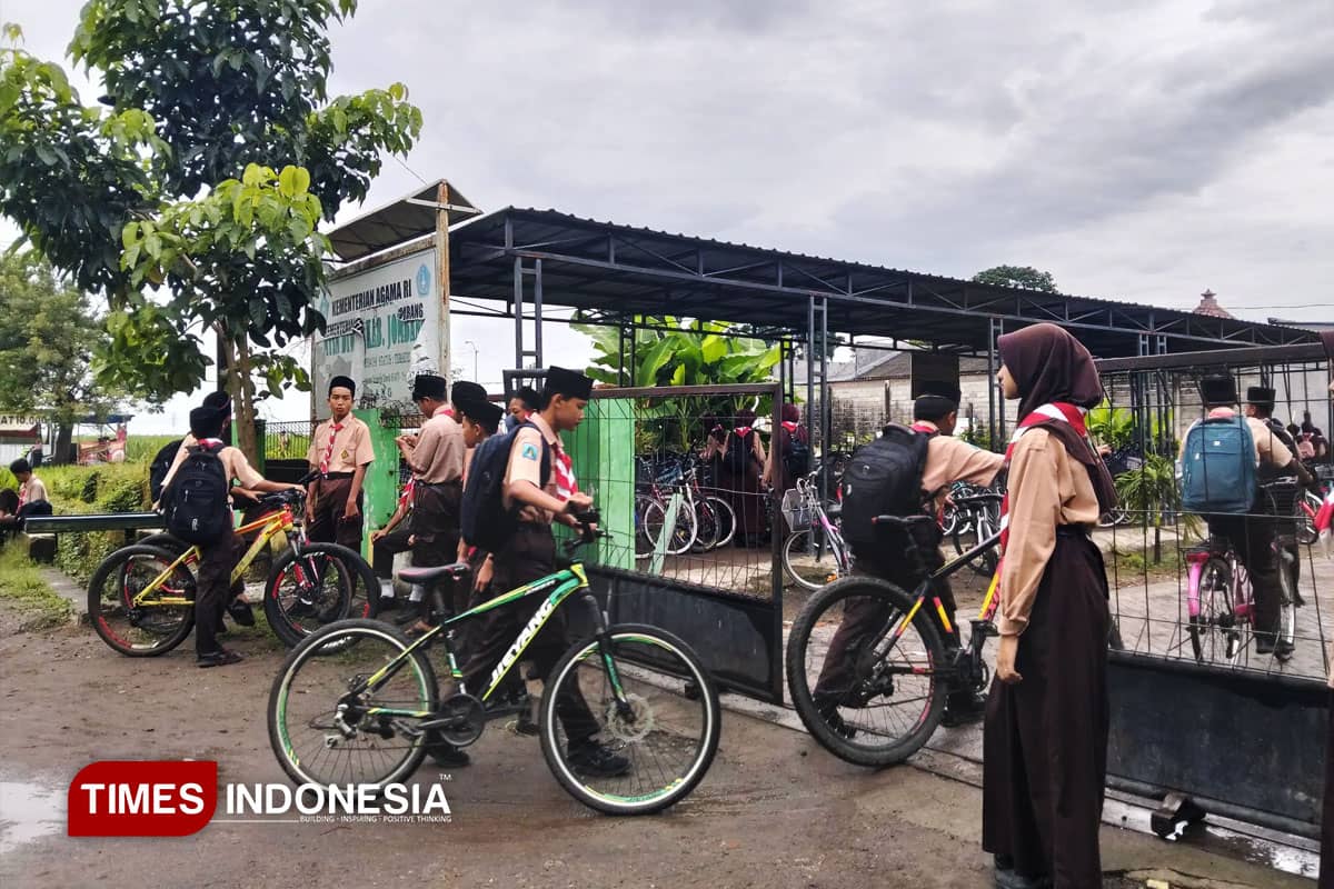 Perkuat Kedisiplinan dan Adab Beribadah, MTsN 9 Jombang Libatkan OSIS dalam Pembinaan Karakter