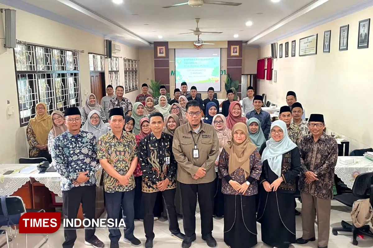 Khiki Ardiano: Dwi Retno Palupi Kepala Madrasah yang “Sat Set Wat Wet” dan Berkomitmen pada Gerakan GPBLHS