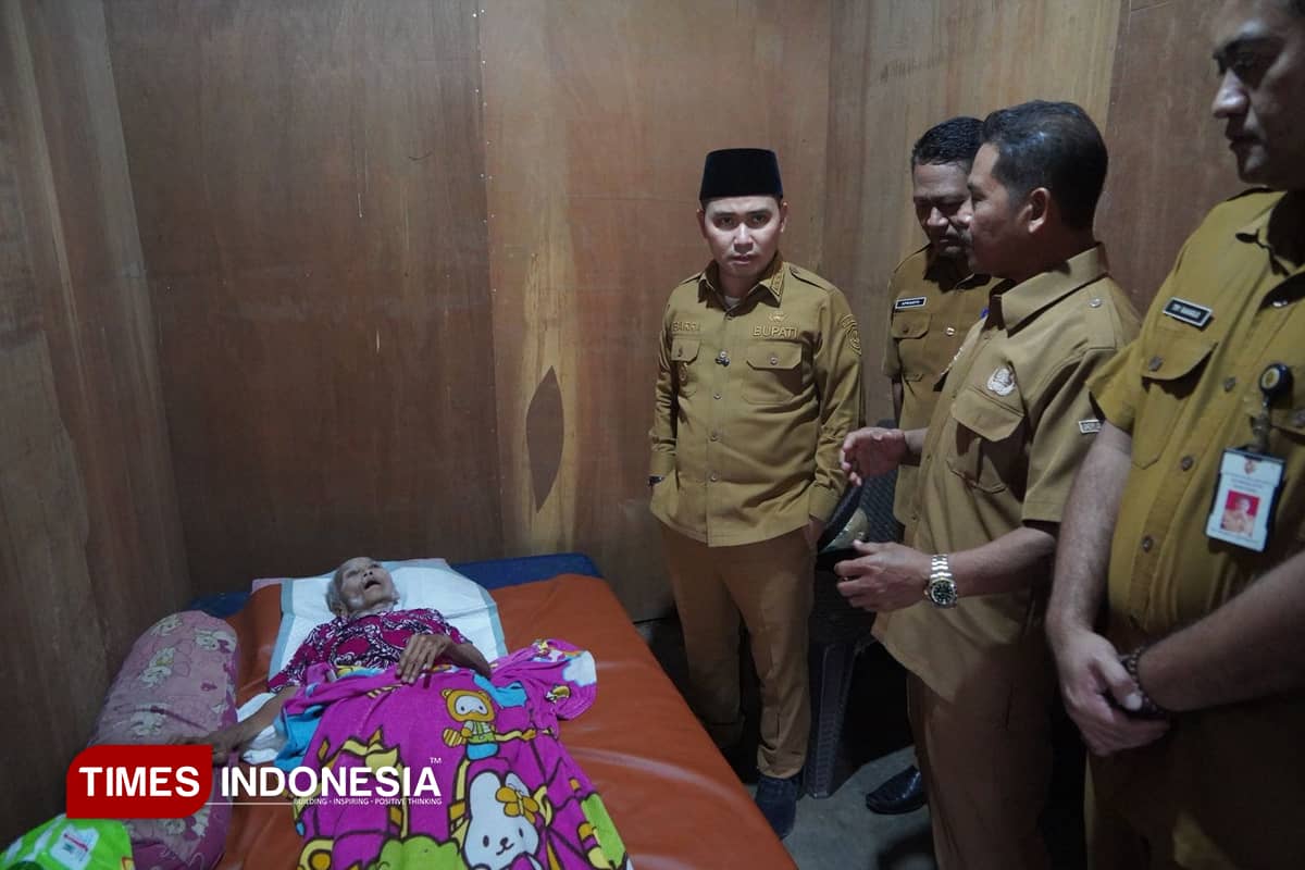 Bupati Mojokerto Jenguk Lansia Hidup Sebatang Kara di Pacet