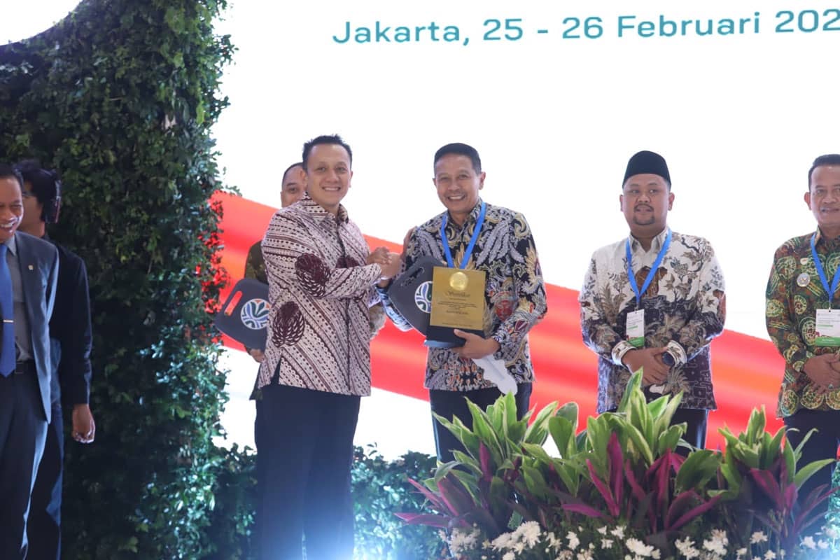 Kota Malang Raih Peringkat 7 Nasional Pengelolaan Sampah, Terima Sertifikat Menuju Kota Bersih