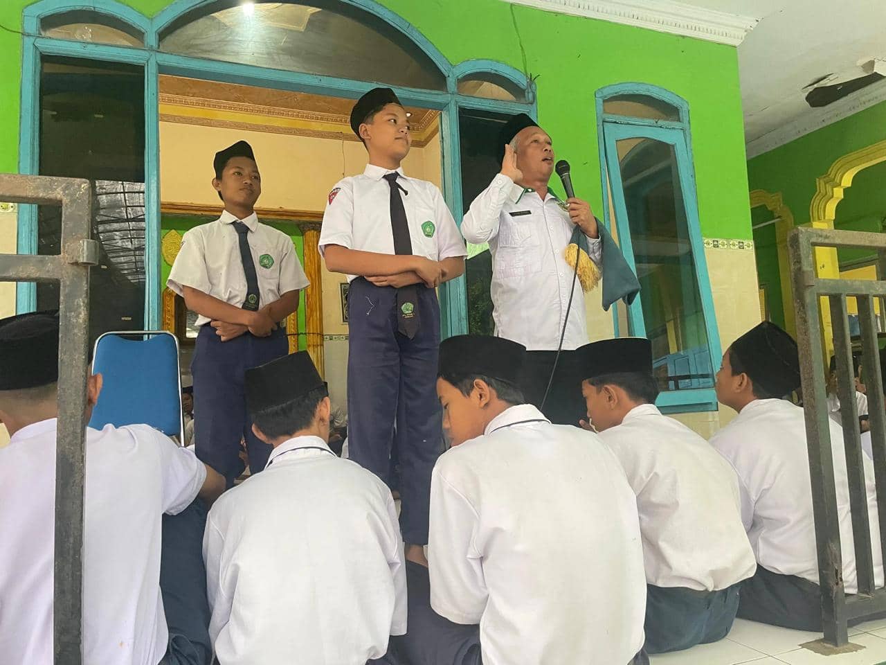 Perkuat Pemahaman dan Praktik Ibadah Siswa,  MTsN 9 Jombang Laksanakan Kajian Kitab Fikih Salat 