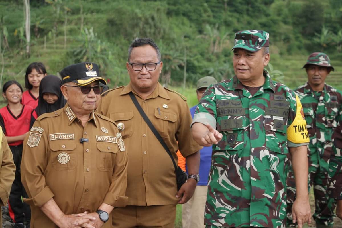 Tim Wasev Mabesad Tinjau Pelaksanaan TMMD ke-127 Kodim 0808 Blitar di Desa Krisik