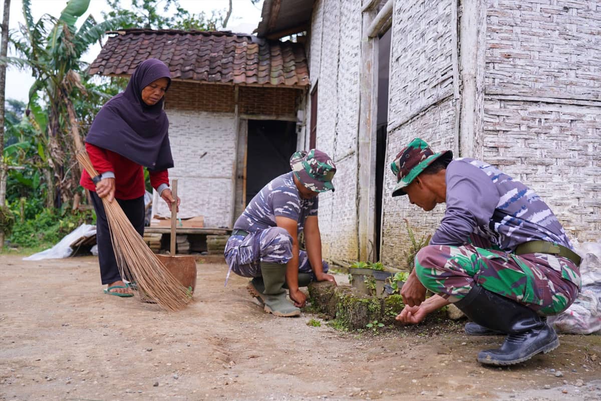 Ngabuburit Penuh Kepedulian, Satgas TMMD 127 Kodim 0808 Blitar Bersihkan Rumah Warga Desa Krisik