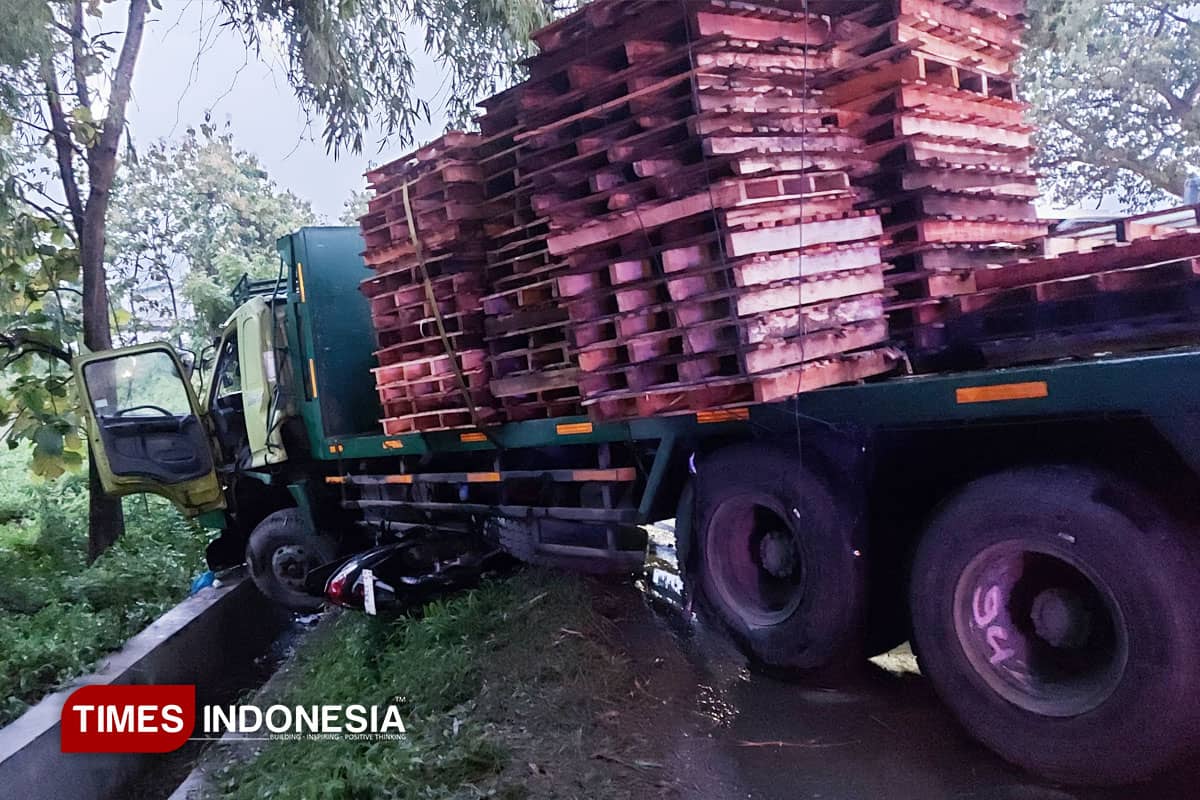 Kecelakaan Trailer dan Dua Motor di Jalur Karang Jahe Rembang, Dua Sopir Luka Berat
