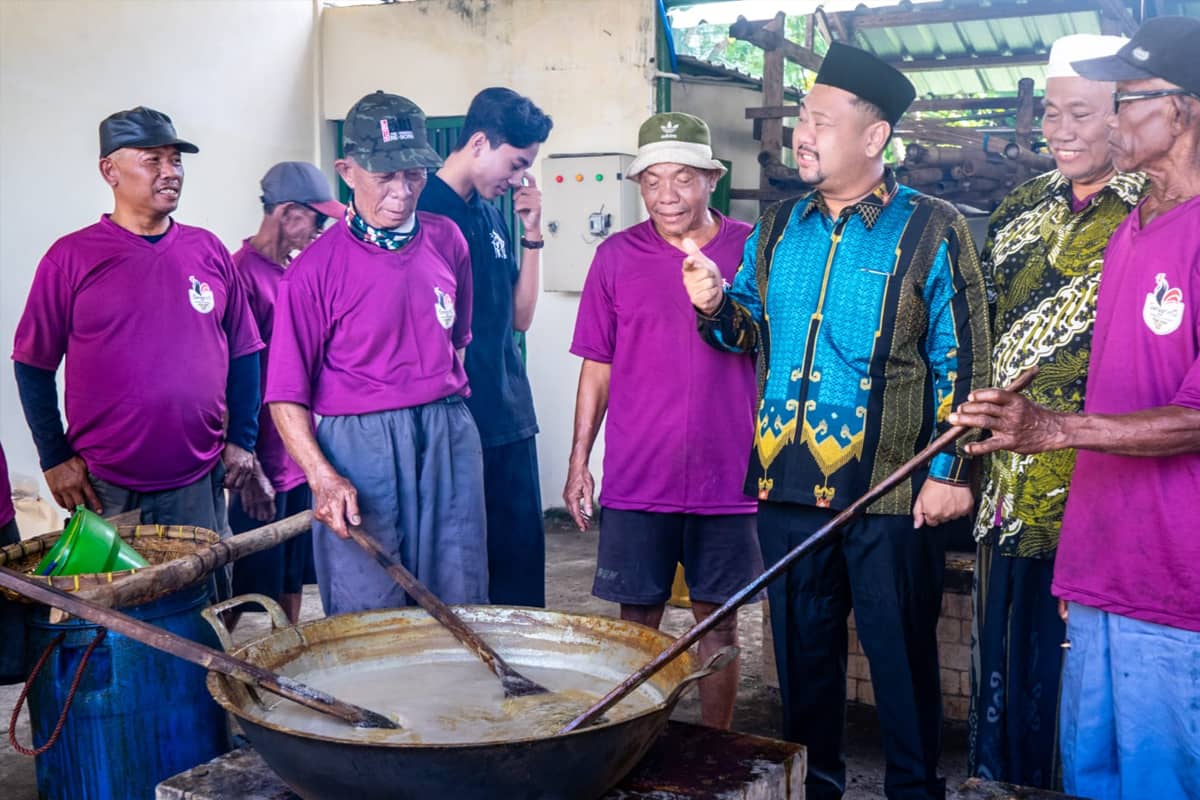 Ikut Prosesi Masak Kolak Ayam, Bupati Gresik Ajak Lestarikan Tradisi 501 Tahun Warisan Sunan Dalem