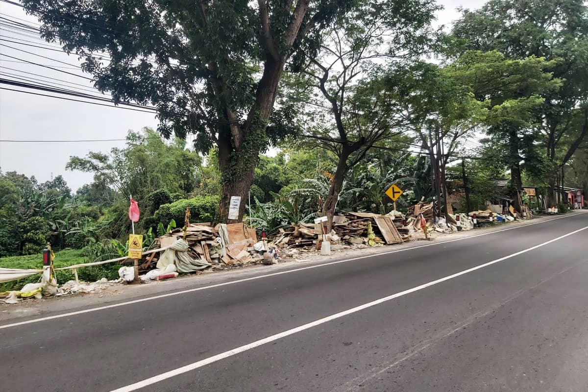 Tumpukan Limbah Proyek di Pinggir Jalan Kejayan–Pasuruan Dikeluhkan Warga