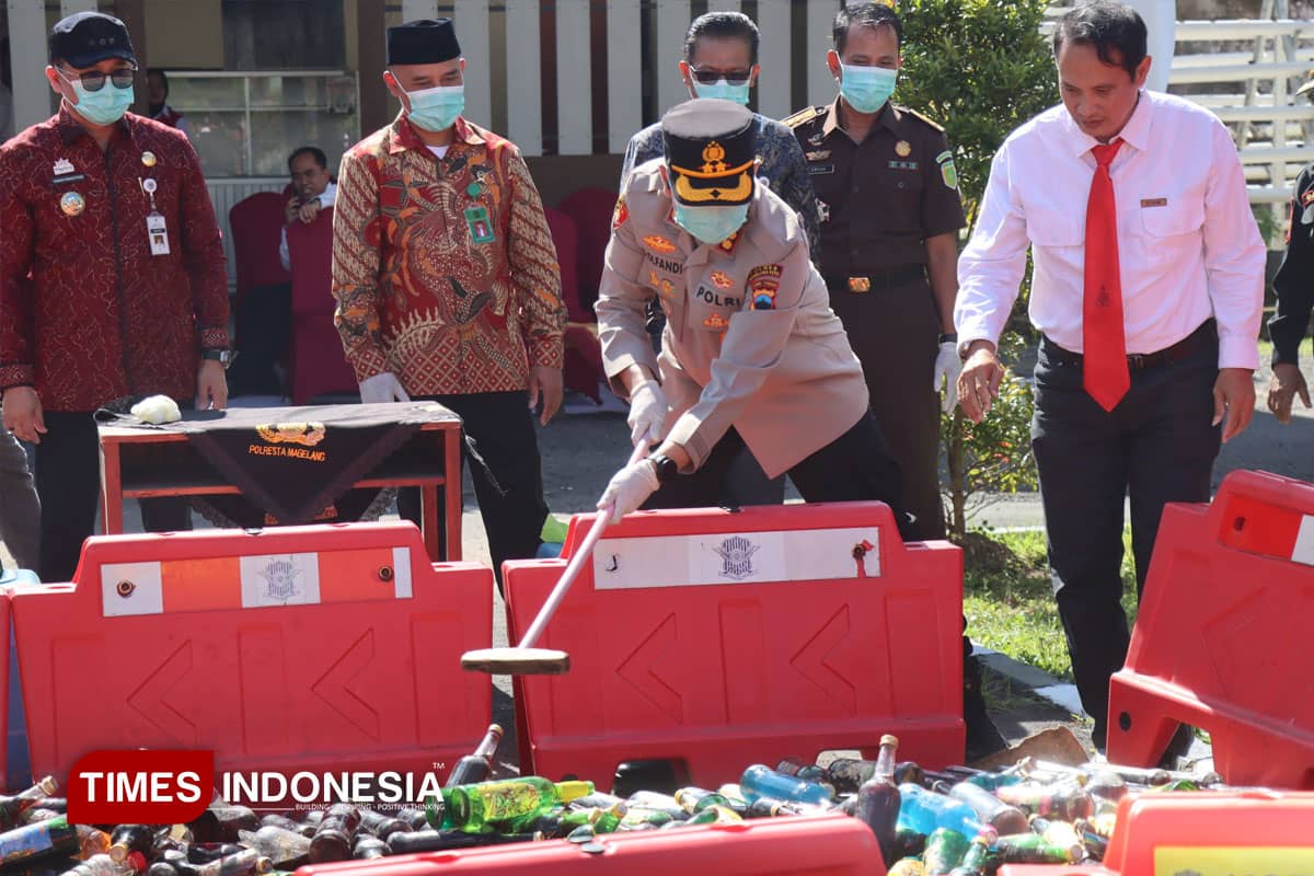 Cipta Kondisi Lebaran 2026, Polres Magelang Kota Musnahkan Ratusan Botol Miras