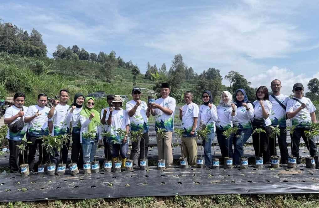 PNM Gerakkan Pemberdayaan Berkelanjutan: Pakaian, Buku, dan 27.000 Pohon untuk Masyarakat Akar Rumput Indonesia