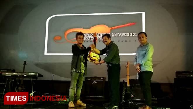 Tony Q Rastafara Melepas "Istri Kesayangan" untuk Dipamerkan