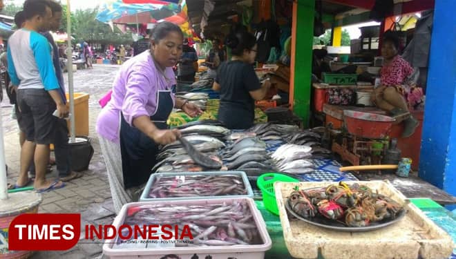Jelang Tahun Baru, Pasar Ikan Muncar Ramai Pembeli