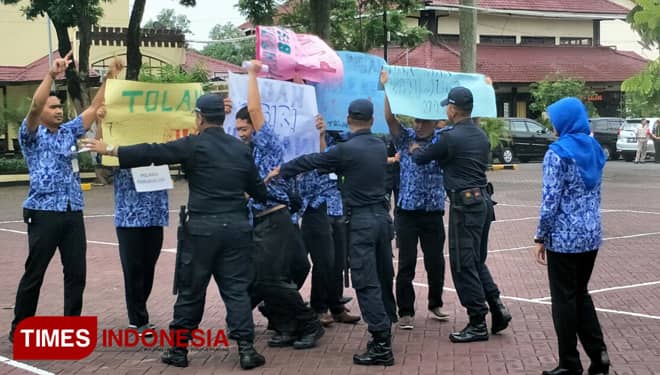 Unjuk Rasa PT Pindad Warnai HUT Satpam di Polres Malang