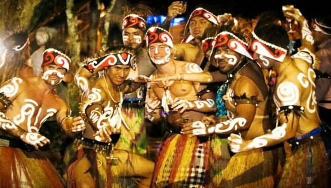 Pakai Baju Adat Papua, Pembalap F1 Nikmati Raja Ampat