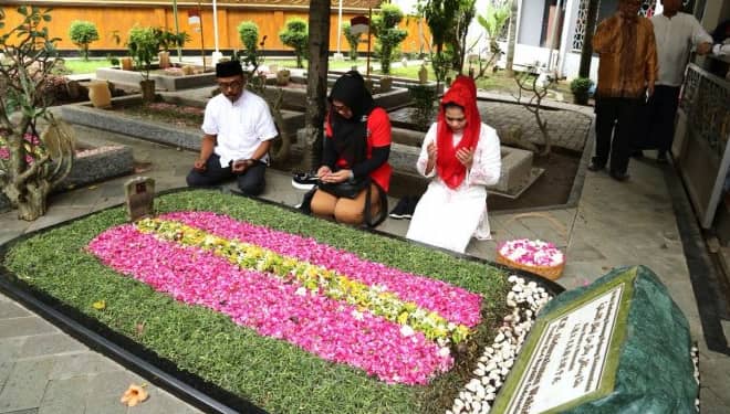 Puti Ziarah ke Makam Mbah Hasyim dan Gus Dur