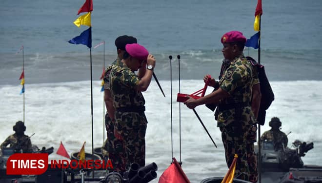 Diatas Kendaraan Tempur, Baret Ungu di Kepala Panglima TNI Dipasang