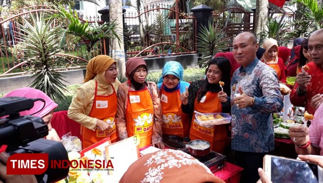Hebohnya The Power of Emak-Emak Masak Mi Burung Dara di Acara Mendem Duren