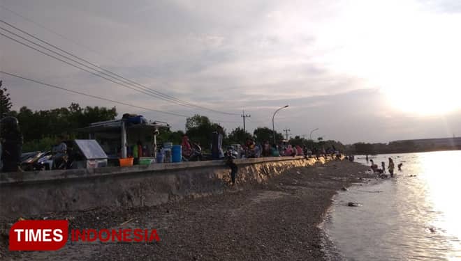 Ramadhan Gresik, Pantai Ngemboh Jadi Jujukan Ngabuburit