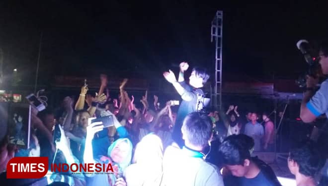 Konser Karismatik: Gaya Panggung Charly van Houten Bikin Heboh