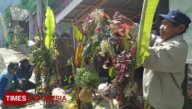 Warga Tengger Siapkan Ongkek untuk Larung Saji Kasada
