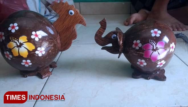 Siman, Ubah Batok Kelapan jadi Celengan Unik