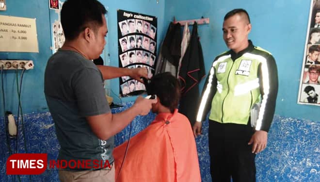 Menyambut HUT Ke-73 RI, Potong Rambut Gratis untuk Warga Bernama Agus