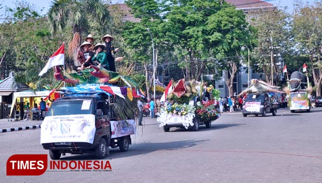 Karnaval Mobil Hias Pemkab Gresik, Ada Miniatur Perusahaan hingga Budaya Lokal