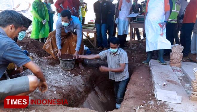 Ungkap Penyebab Kematian, Polisi Bongkar Kuburan Warga Bangkalan