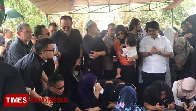 Tangis Adhyaksa Dault saat Mengiring Jenazah Debby Nasution