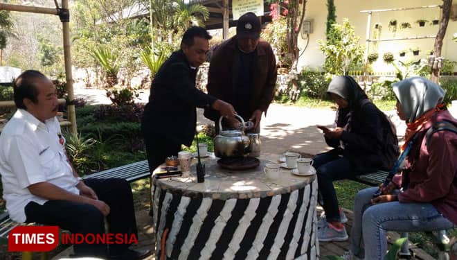 Menikmati Santai di Cafe Metan, Kafe di Tengah Tempat Pembuangan Akhir