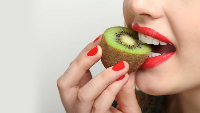 Jangan Dibuang, Makan Buah Kiwi dengan Kulitnya Ada Manfaatnya Lho!