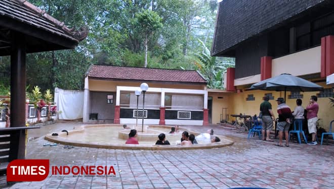 Hilangkan Pegal Badan, Yuk.. Berendam di Kolam Air Panas Alami Songgoriti