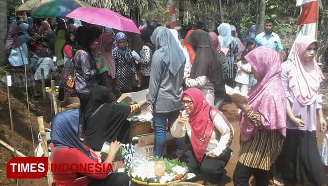 Festival Pecel in Purbalingga Serves 6000 Portions of Free Pecel Pincuk