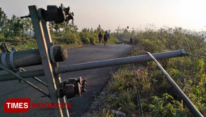 Dua Tiang Listrik Roboh di Sumber, Probolinggo