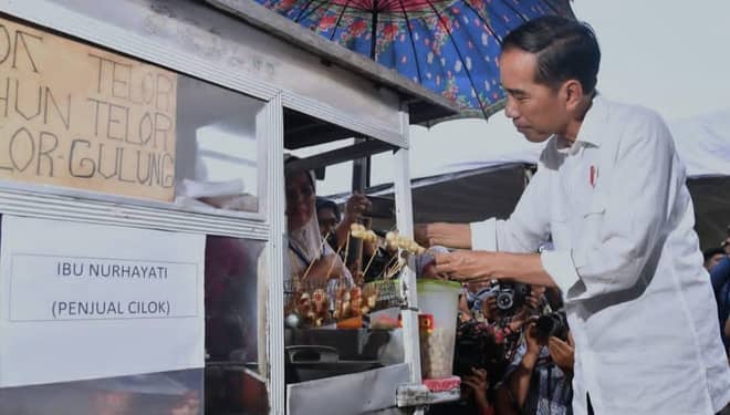 Presiden Jokowi Membeli dan Makan Cilok