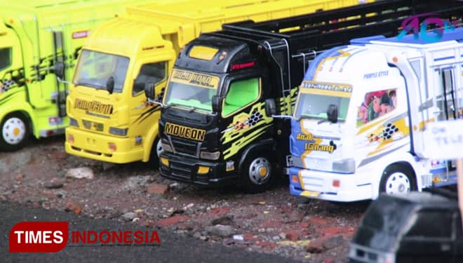 Sabtu Malam, Penggemar Miniatur Truk Adu Cantik di Pasar Parkiran Kota Batu