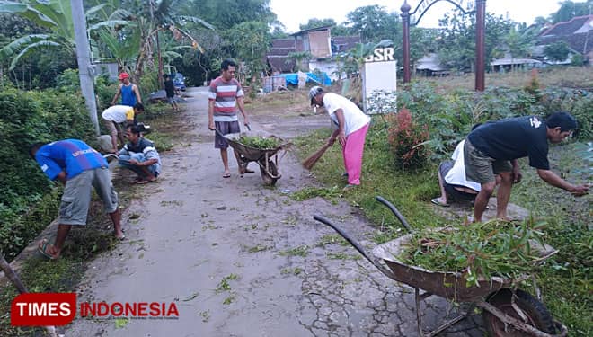 Cegah DBD, Ribuan Masyarakat Desa Genengan Kerja Bakti Bersihkan Lingkungan