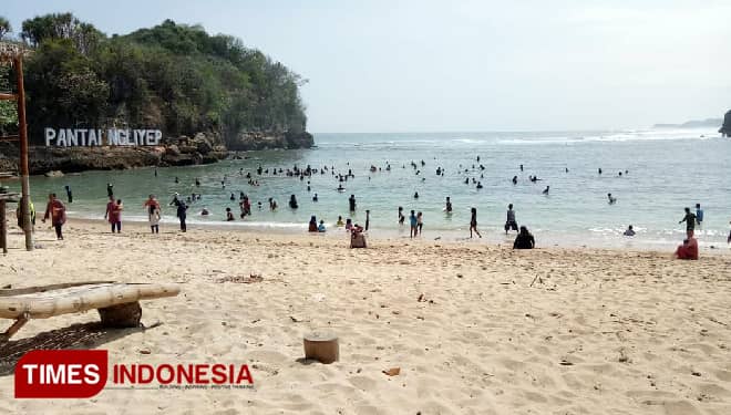 Wisata Pantai Ngliyep