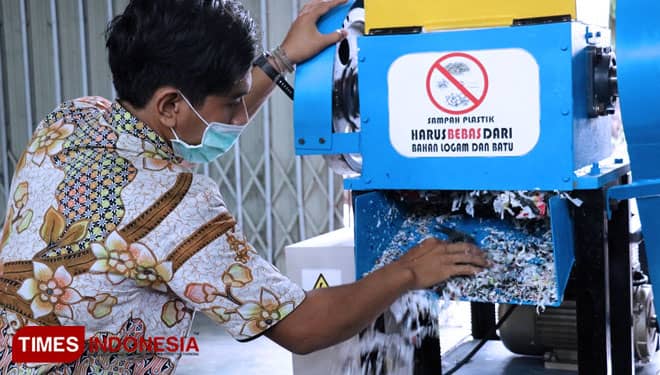 Peduli Lingkungan, UGM Yogyakarta Buat Mesin Pencacah Plastik Kresek