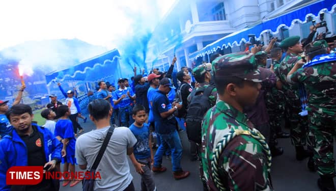 Heroik, Asap Flare dan Tabuhan Bass Drum Aremania Iringi Kedatangan Panglima TNI di Malang