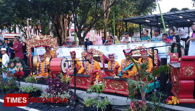 Gamelan Tradisional Iringi Pelari Mandiri Banyuwangi Half Marathon