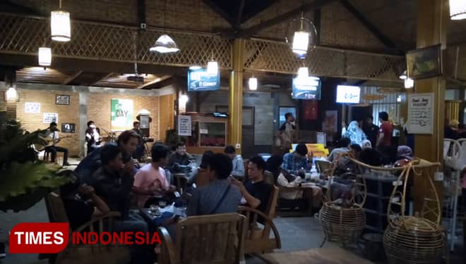 Warunk Babe Tawarkan Nuansa Tradisional di Tengah Kepungan Kafe Milenial di Jember